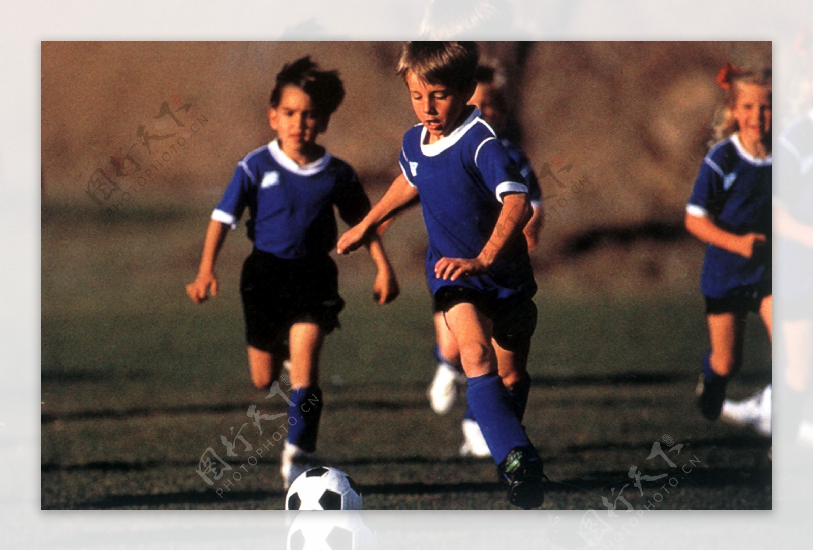 欧冠积分榜：利物浦巴萨前2携手出线！马竞升第3 鱼腩7连败仍0分.